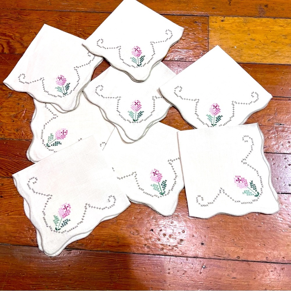 Vintage Hand Cross Stitched set of 8 Scalloped Linen Napkins
